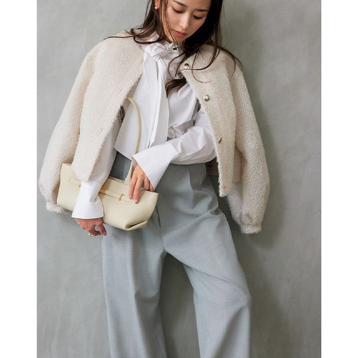 白のボウタイブラウスに同色系のジャケットを羽織ってグレーのパンツを合わせた行事コーデ