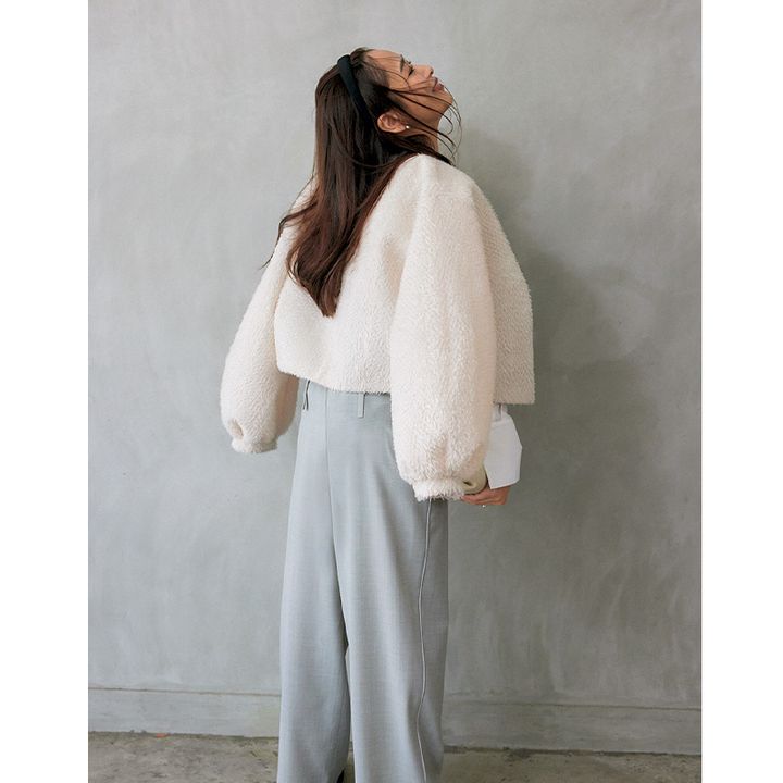 ショート丈ジャケットと相性の良いグレーのワイドパンツ