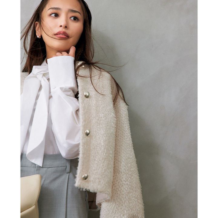 白のボウタイブラウスに同色系のジャケットを羽織ってグレーのパンツを合わせた行事コーデ