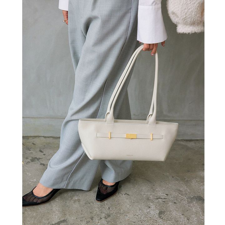 行事コーデに合わせた横長シルエットの白バッグ