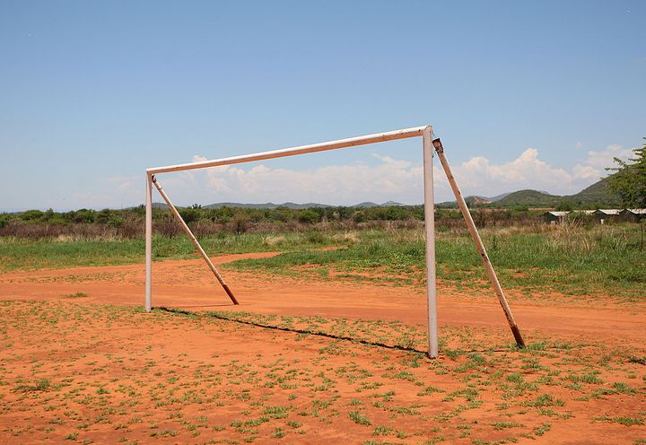 11歳のサッカー少年が死亡…死因はクロスバーにぶら下がった際にバーが直撃か