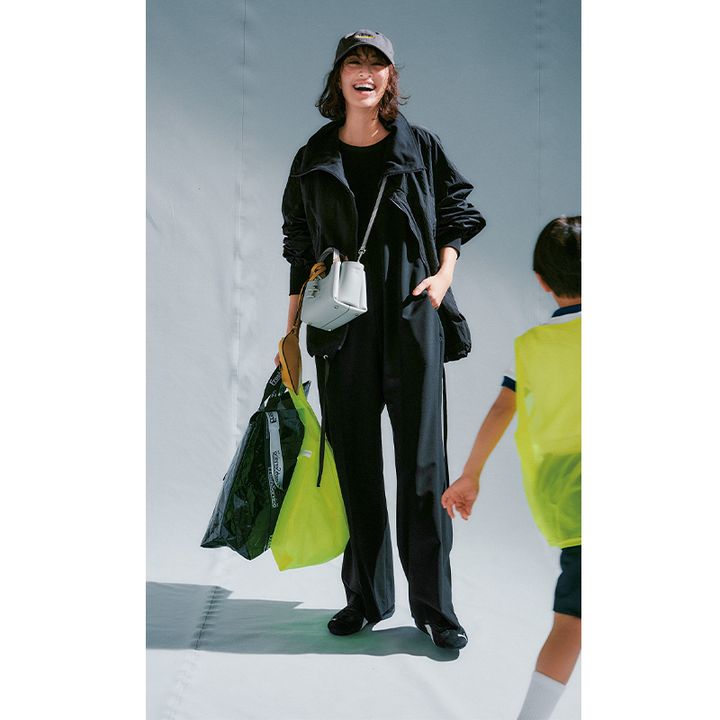 オールインワンにブルゾンを羽織ってキャップや斜めがけバッグを足した運動会コーデ