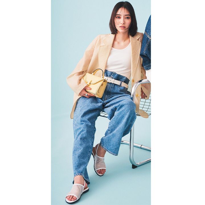 タンクトップにジャケットを羽織ってanukeのデニムを穿いた岡本あずささん