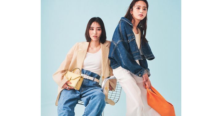 タンクトップにジャケットを羽織ってanukeのデニムを穿いた岡本あずささんとショート丈Gジャンと白パンツを合わせた近藤千尋さん