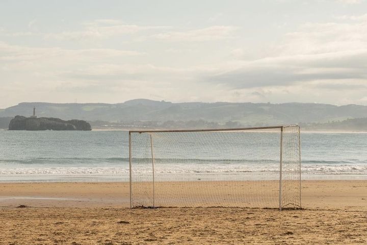 サッカー場で30代男性遺体を発見…検察庁は死因を特定するための手続きを進める