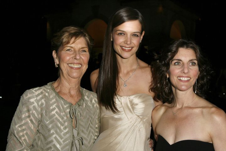 左からトム・クルーズの母メアリー・リー・メイポザー、元妻ケイティ・ホームズ、妹のキャス・メイポザー。