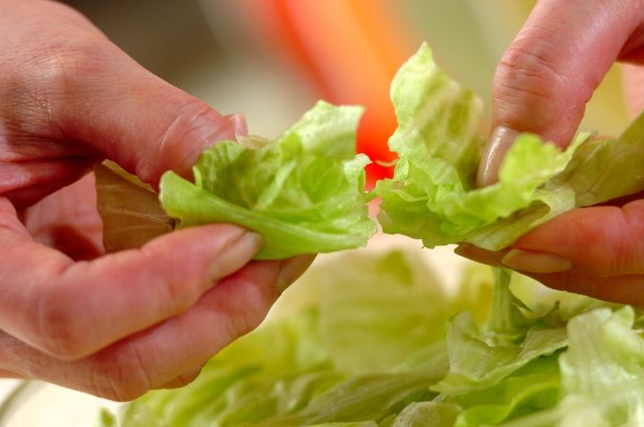 レタスと海藻のサラダの下準備1