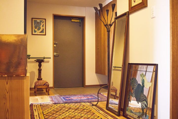 曲がっていた廊下の幅を広げて広くした玄関。