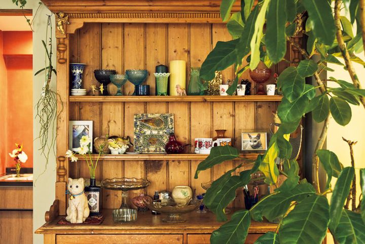 フレンチアンティークのカップボード。