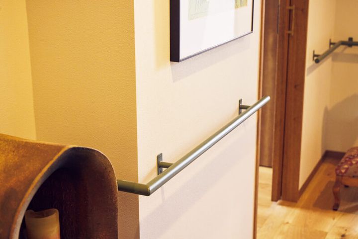 アイアンの手すりのグリーンの色合いはリノベーション会社「無相創」からの提案。