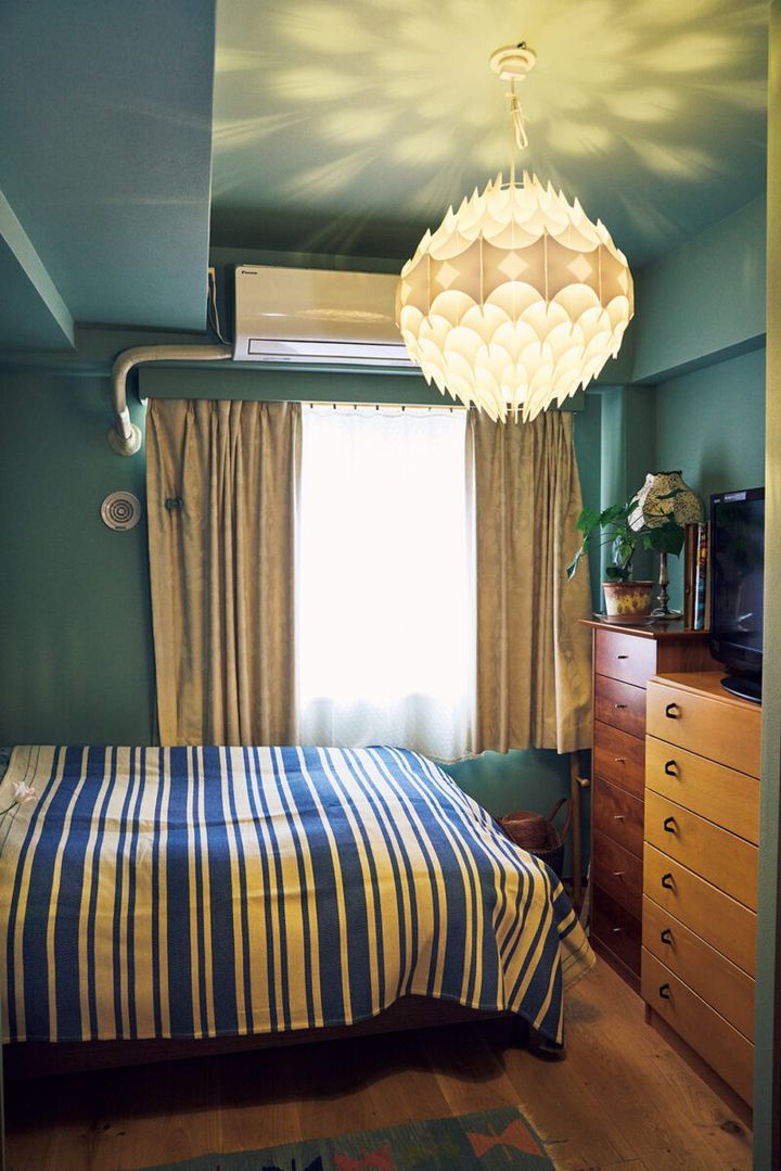 妻・Tさんの部屋はリビングで長年愛用していた照明を活用。