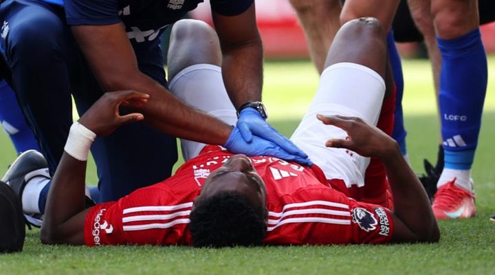 日本代表の元同僚27歳FWに悲劇…腹部ポスト直撃で命にかかわる緊急手術…人工的昏睡状態に