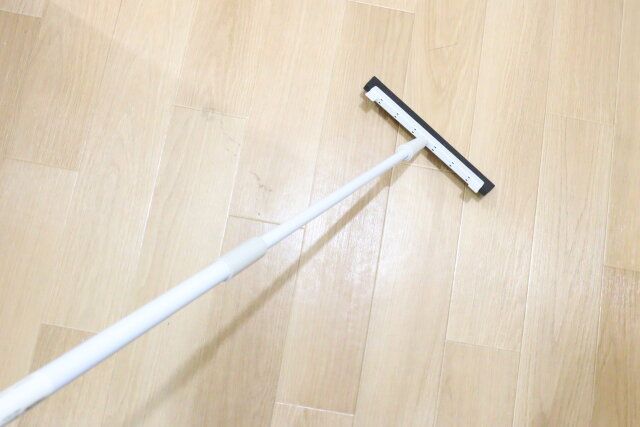 セリア ＜クリーンシリーズ＞フロアラバーほうき スチールパイプ 長さ