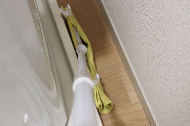 セリア ＜クリーンシリーズ＞フロアラバーほうき スチールパイプ クリップ 使用例 隙間掃除