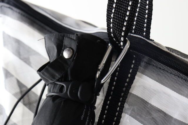 日傘ホルダーねこ型カラビナ付き 使用例