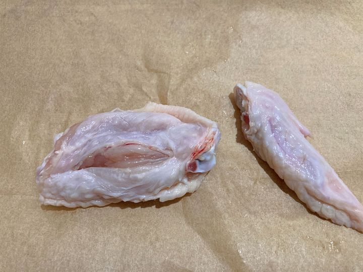 手羽先をカットする