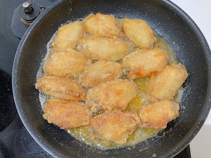 もう片面も揚げている様子