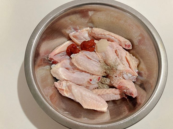 カットした手羽先に調味料を揉みこむ