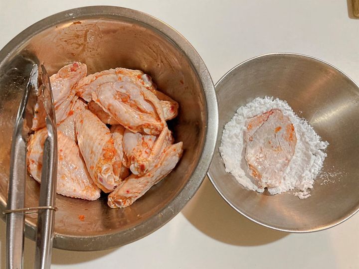 しみこませた手羽先に片栗粉をまぶす