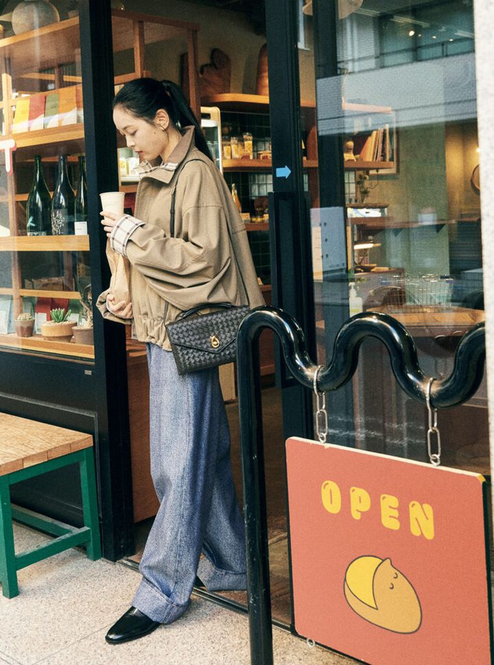 新作【Bottega Veneta】コットンツイル オーバーサイズ ブルゾン 大胆なオーバーサイズにチェックのライニングも愛らしい