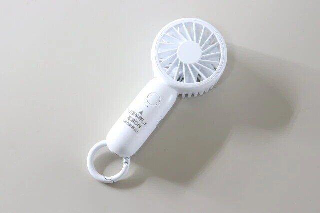 ダイソーのミニ扇風機（充電式、クリップスタンド付）1