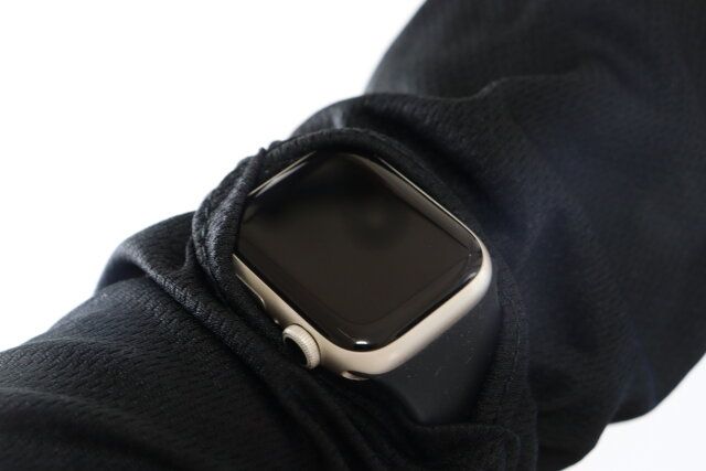 ダイソー330円アームカバー腕時計用スリット