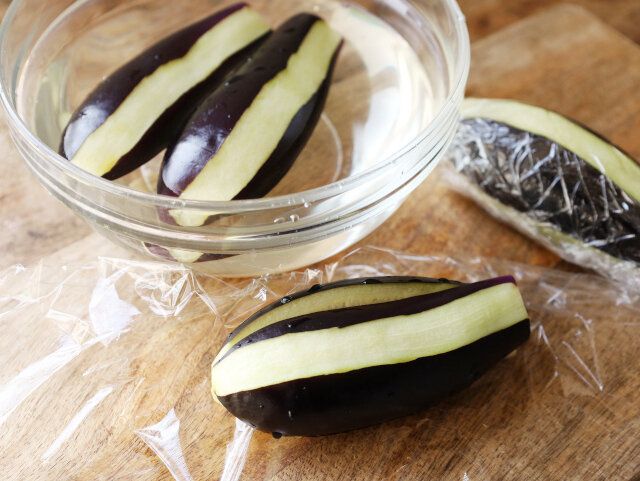 茄子を水で濡らしラップで包む
