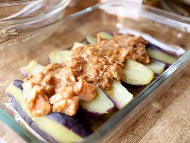 ③を耐熱容器または器に並べ、④を上に広げる。