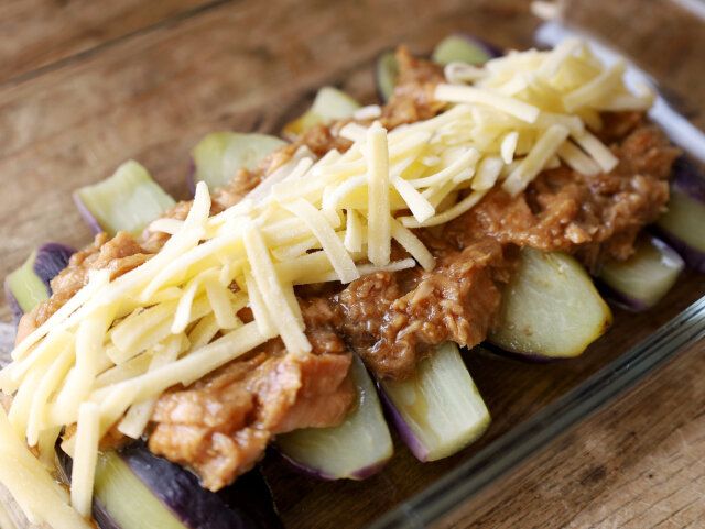 ピザ用チーズも上に乗せる。