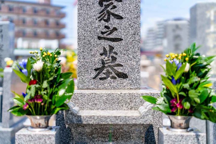 画像: ＜お墓参りに熱すぎる夫＞「俺はご先祖様を大事にしている」→ でも『衝撃の事実』が判明し、一同クスッ