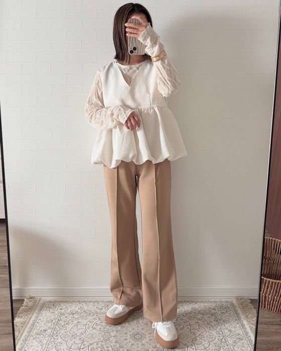 しまむらのホワイトの「バルーンベスト」×センターシームパンツ