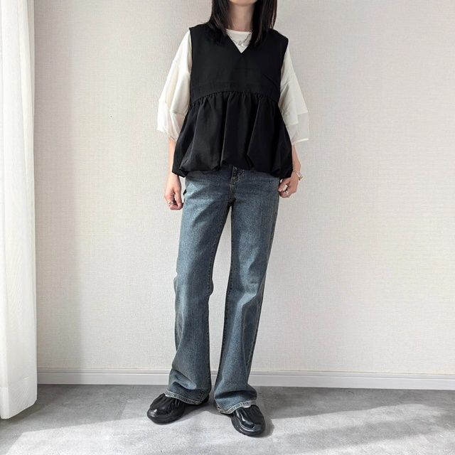 しまむらのブラックの「バルーンベスト」×デニムパンツ