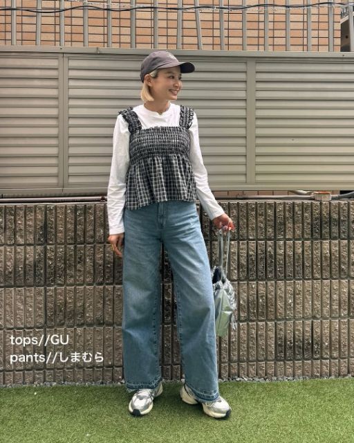 CKシャーリングビスチェとデニムのコーデ