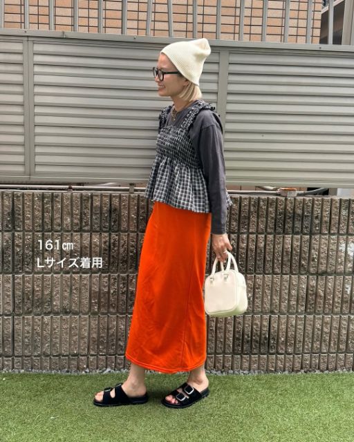 CKシャーリングビスチェとカラースカートのコーデ