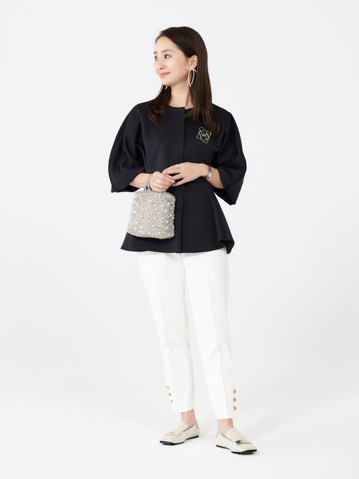 白パンツ×ネイビージャケットなら 園行事もOKなほどのきちんと感！