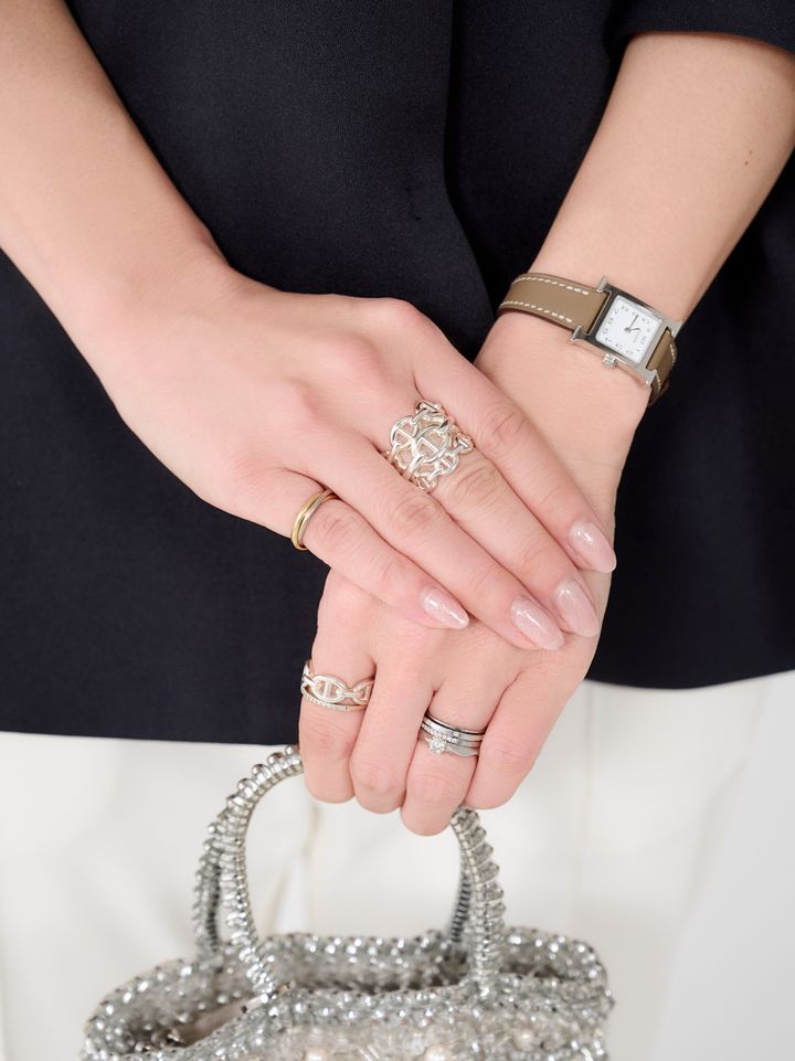 クラウドチームVERY Yuikaの春の白パンツコーデのジュエリーはエルメス中心