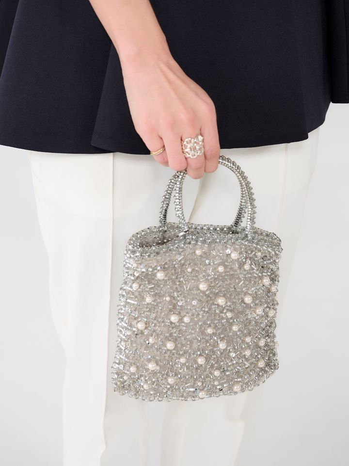 クラウドチームVERY Yuikaの春の白パンツコーデのバッグはアンテプリマ