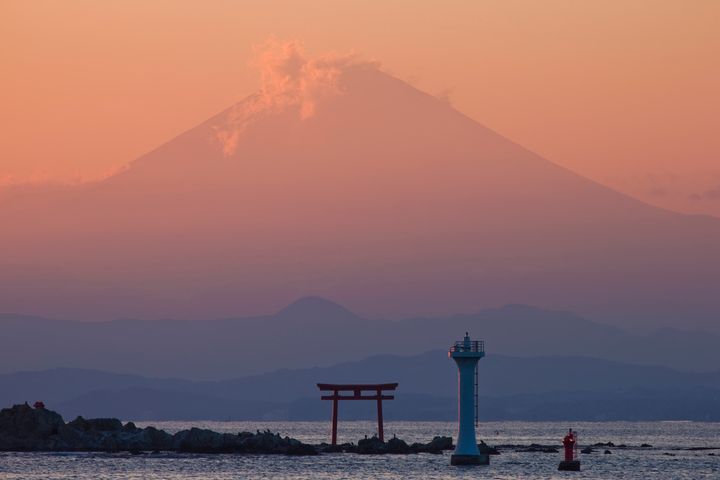 葉山の真名瀬（しんなせ）海岸から望む森戸神社