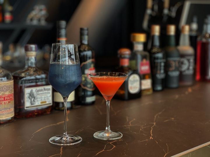 （左から）「ブルーアワー」1540円、「ヨコハマ」1540円