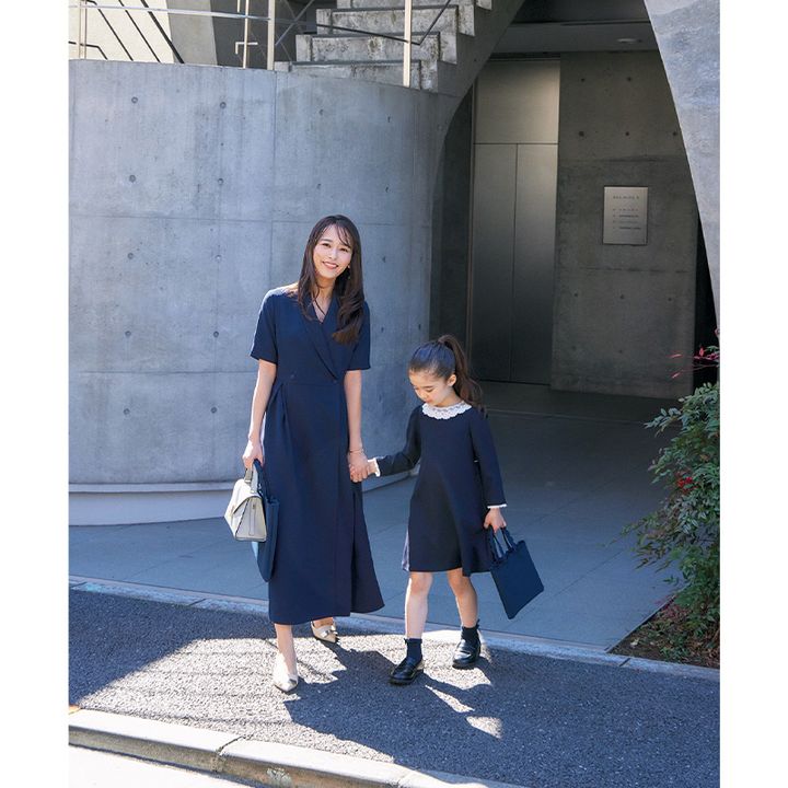 ツルバイマリコオイカワの半袖ネイビーワンピースを着て女の子と手を繋ぐ近藤千尋さん