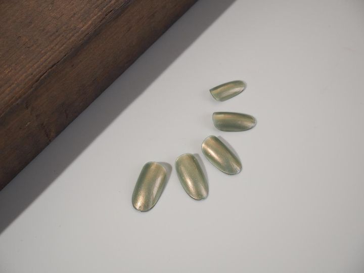 画像: 神秘的にゆらめく、カーキ×カッパーの偏光ネイル