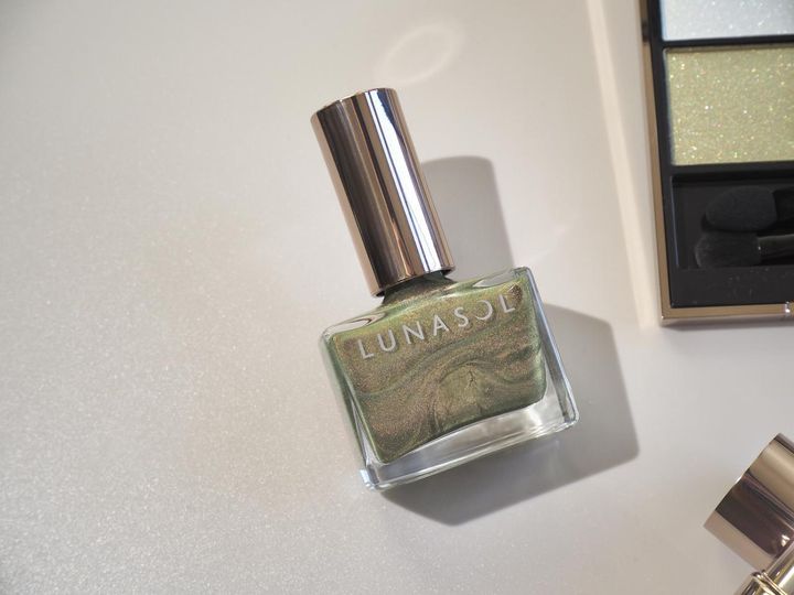 画像: 「ルナソル ネイルポリッシュ EX54 Iridescent Haze（カネボウ化粧品）」¥2,200（税込）