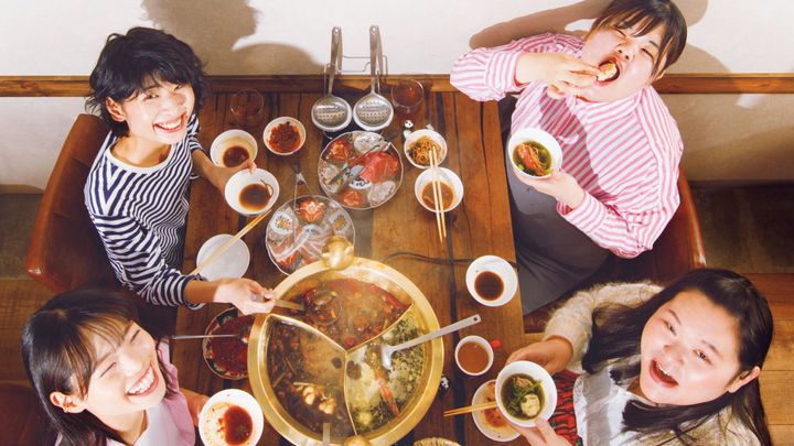 〈四川料理 花重〉で火鍋を食べるぼる塾