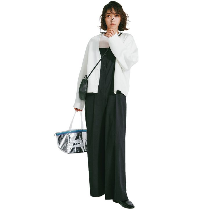 オールインワンに白のカーディガンを羽織って斜めがけバッグとトートを持った運動会コーデ