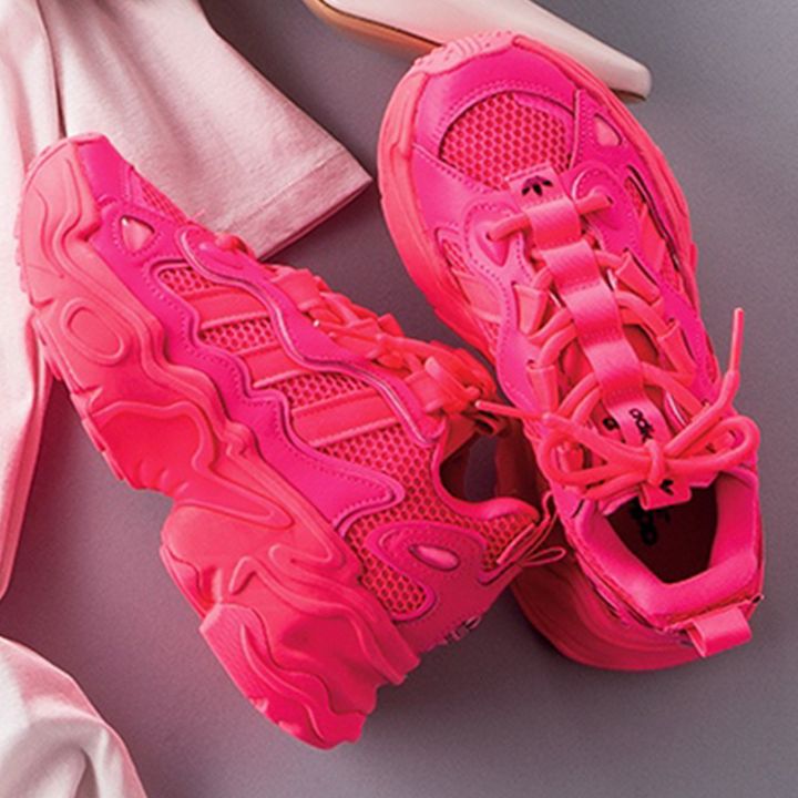 VERYライター私物のアディダスのショッキングピンクの厚底スニーカー