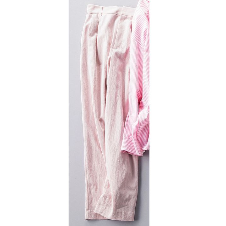 アンフィーロのピンクのタックワイドパンツ