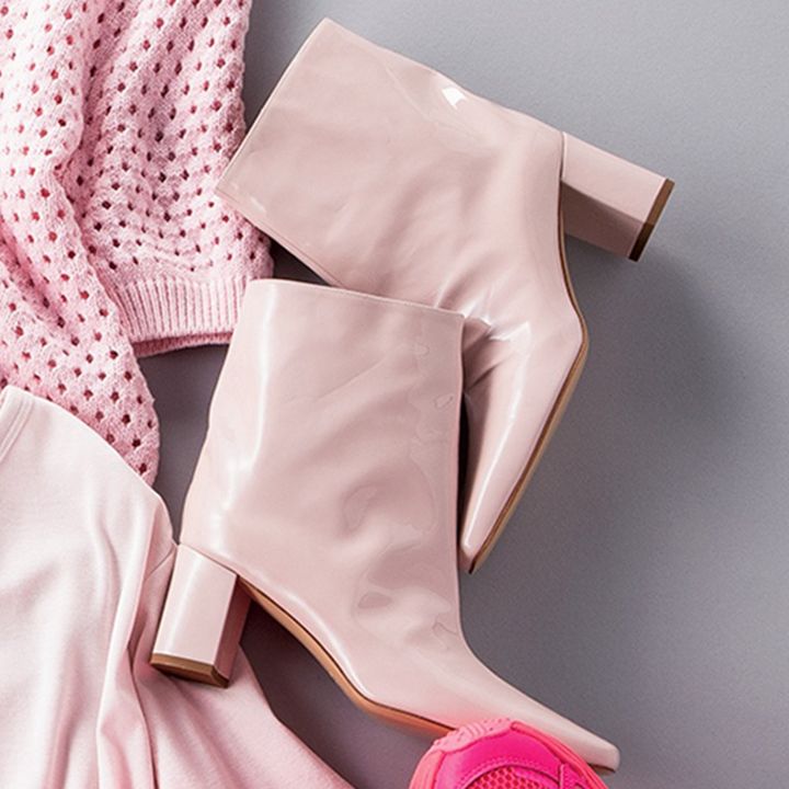 VERYライター私物のピンクのエナメルショートブーツ
