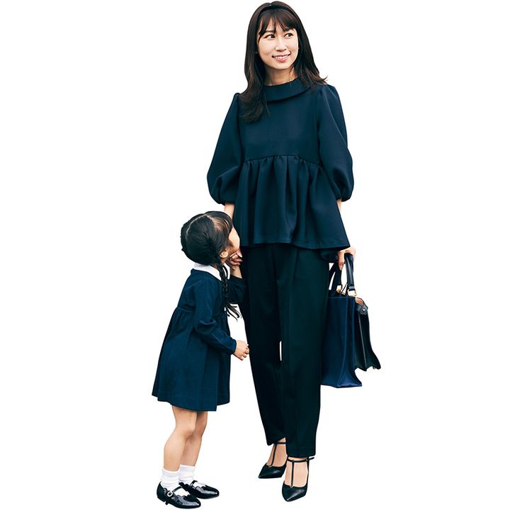 ペプラム型のトップスにパンツで甘めネイビーコーデ