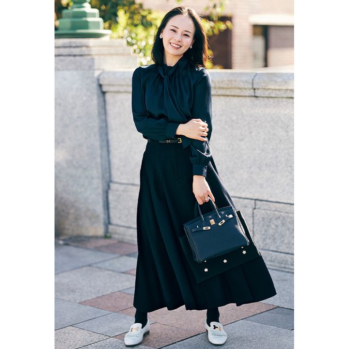 ANAYIのボウタイブラウスにブレンヘイムのロングスカートで上品なネイビーコーデを披露