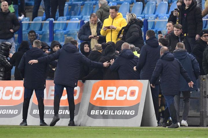 観客数十人の大乱闘で決勝戦が中断、大会運営が非難声明を発信